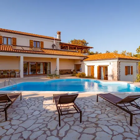Vila Arton Heated Swimming-pool *