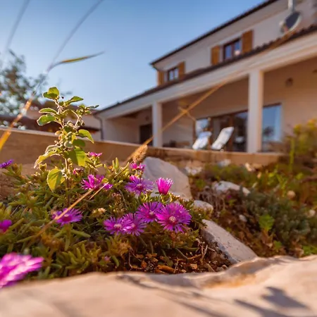 Arton Heated Swimming-pool Villa