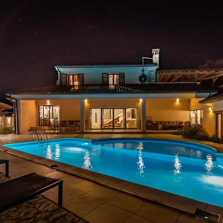 Arton Heated Swimming-pool Vila