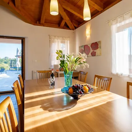 Villa Arton Heated Swimming-pool