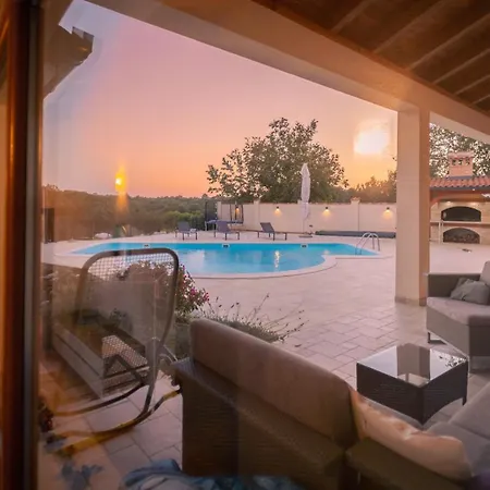 Arton Heated Swimming-pool Villa