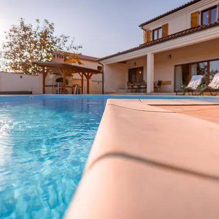 Arton Heated Swimming-pool Vila *