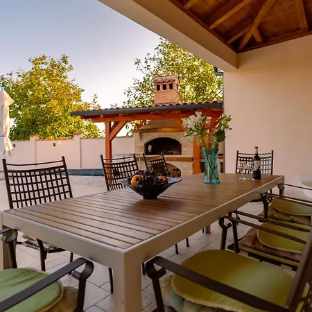 Villa Arton Heated Swimming-pool