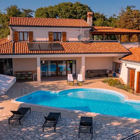 Vila Arton Heated Swimming-pool