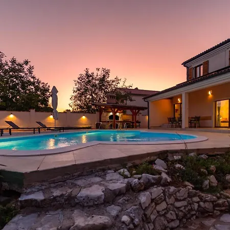 Arton Heated Swimming-pool Villa