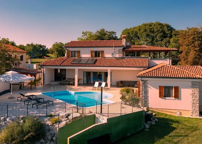 Arton Heated Swimming-pool Вилла *