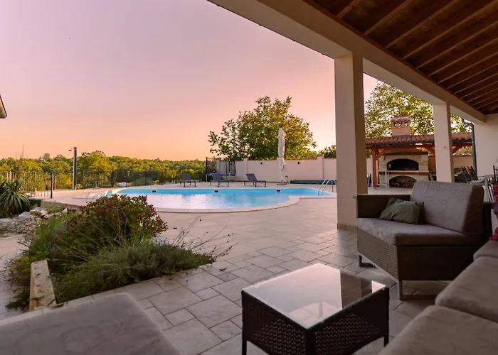 Arton Heated Swimming-pool Вилла *