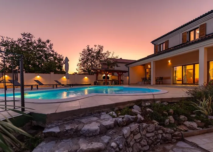 Arton Heated Swimming-pool Вилла