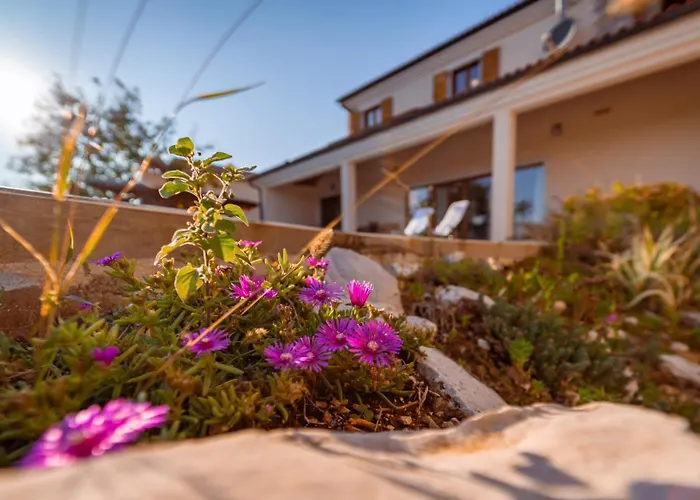 Arton Heated Swimming-pool Вилла