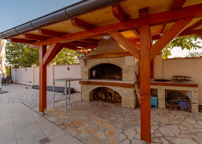 Arton Heated Swimming-pool * Zminj