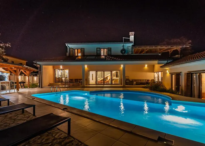 Arton Heated Swimming-pool Вилла