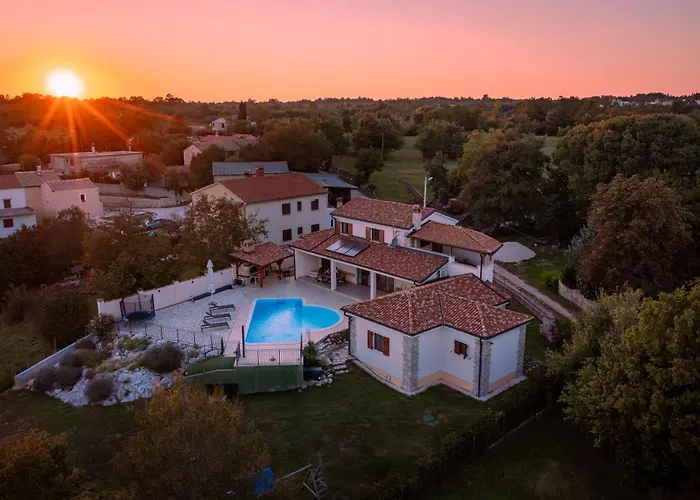 Arton Heated Swimming-pool *
