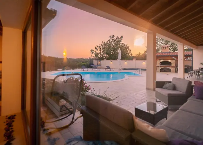 Arton Heated Swimming-pool Вилла