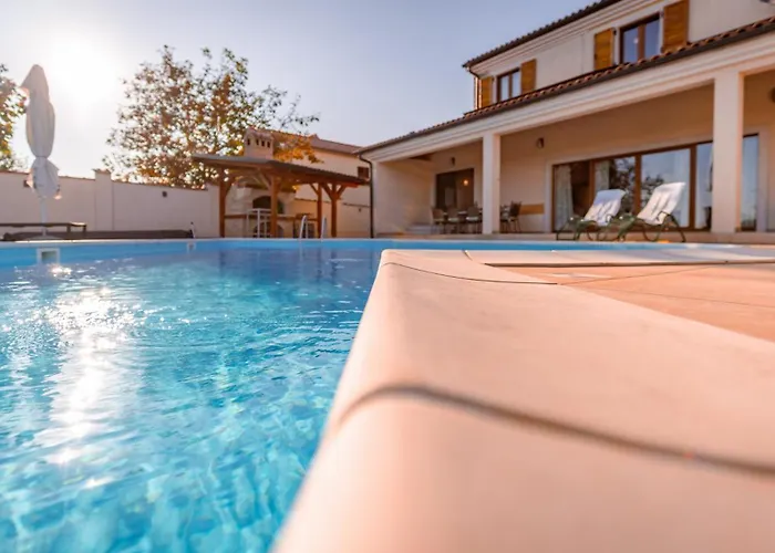 Arton Heated Swimming-pool Вилла *