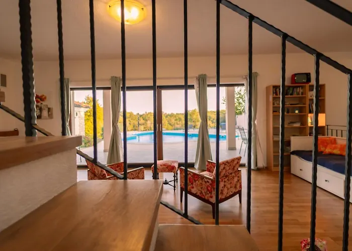 Arton Heated Swimming-pool Вилла