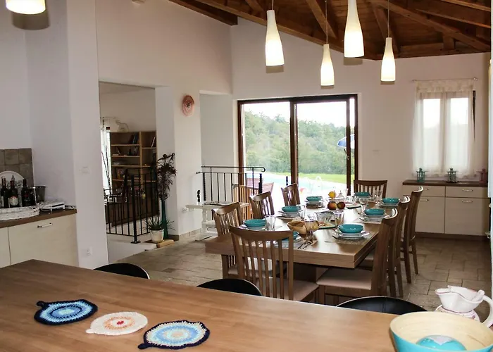 Arton Heated Swimming-pool Вилла